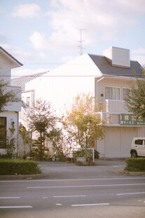 街道旁的现代风格住宅