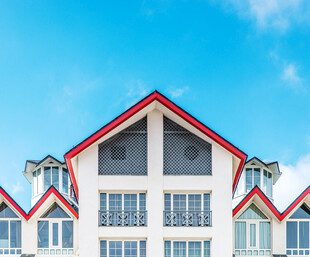 多彩屋顶的现代建筑