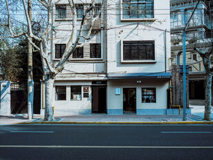 街边复古风格的多层建筑