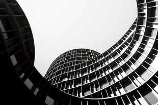 现代螺旋建筑外观特写