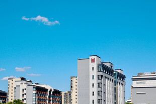 城市高楼蓝天风景