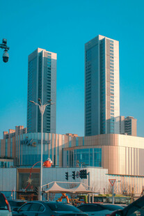 城市高楼与传统建筑景观
