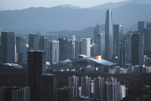 城市上空飞机飞过的景象