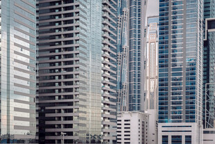 现代高楼林立的城市景观