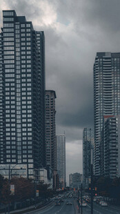 都市高楼林立的阴沉街景