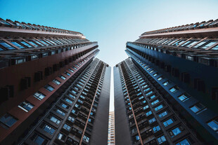 仰视城市高楼建筑群