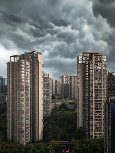 乌云下的城市高楼景观