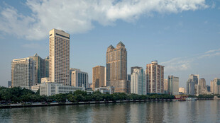 城市河畔高楼景观