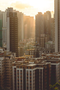 夕阳下的城市高楼景观