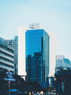 城市中的现代高楼建筑