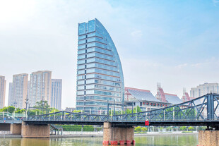 城市河畔高楼与桥梁景观