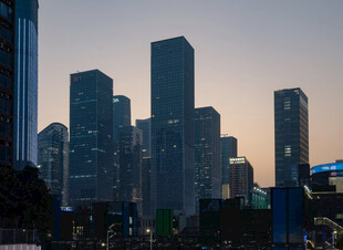 黄昏下的都市高楼景观