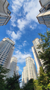 仰望城市高楼与蓝天白云