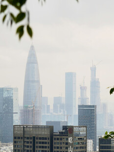 雾中都市高楼景观