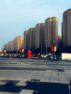 城市高楼与开阔广场景观