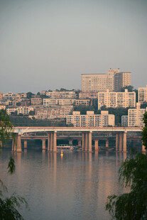 城市桥梁与建筑临水景观