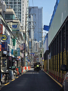 城市街道两旁的多彩商铺