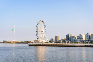 海滨城市的摩天轮美景