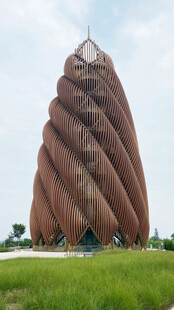 螺旋状巨型建筑屹立草地