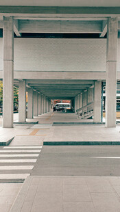 现代建筑内的空旷通道