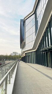 现代建筑旁的行人步道