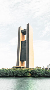 河畔现代风格高耸建筑