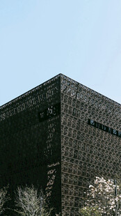 现代几何造型黑色建筑外观