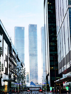 城市街道与远处摩天大楼