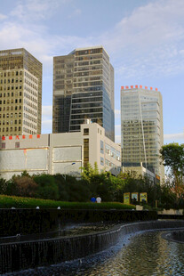 城市河畔的现代高楼景观