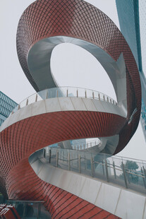 红色螺旋状户外艺术建筑