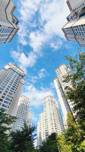 仰望城市高楼与蓝天白云