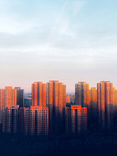 夕阳下的城市高楼景观