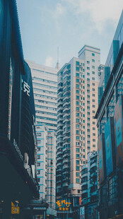都市高楼林立的街道景象