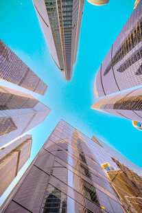 仰视都市摩天大楼景观