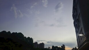 黄昏时分的建筑与山林景色