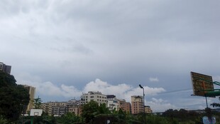 城市上空的多云景象