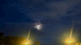 夜空下的明亮灯光与月亮