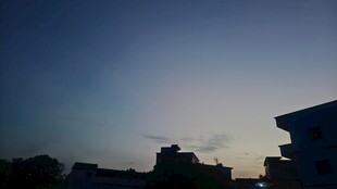 黄昏下的城市建筑剪影
