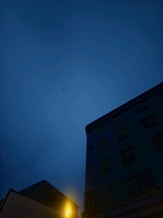 夜幕下的楼与微光