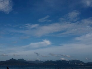 蓝天云海下的远山景色