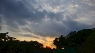 黄昏时分的山林与天空