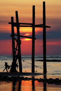 夕阳下海边的木质结构景观