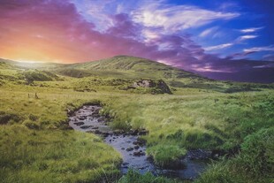 山间溪流梦幻霞光美景