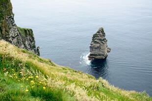海岸边的独特岩石景观