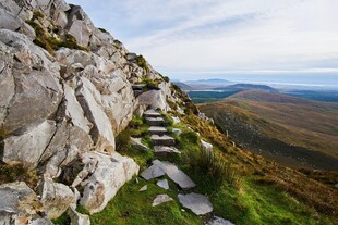 山间石阶蜿蜒于嶙峋岩石间