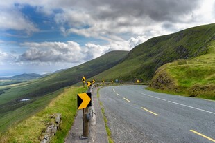 山间公路上的骑行者