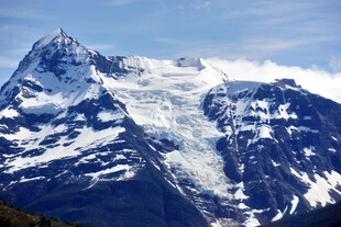巍峨雪山壮丽景致