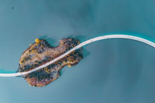 空中俯瞰岛屿与蜿蜒水道