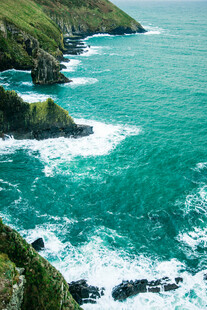海岸美景碧海与嶙峋礁石