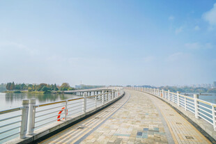 湖畔长桥风景